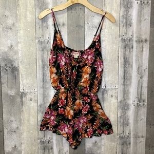 𝅺MULTICOLORED tropical romper. Size S. EUC. Spaghetti strap.  Scalloped hemline